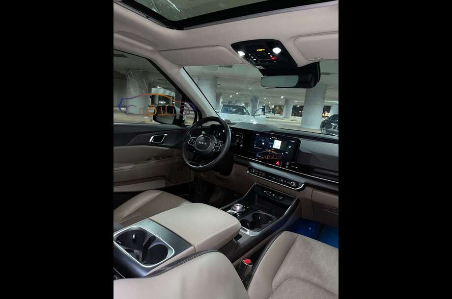 Carnival Kia أبيض