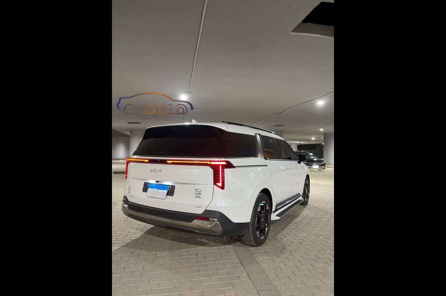 Carnival Kia أبيض