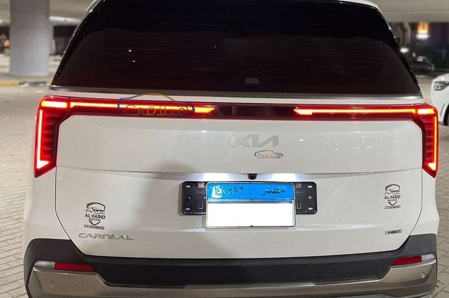 Carnival Kia أبيض