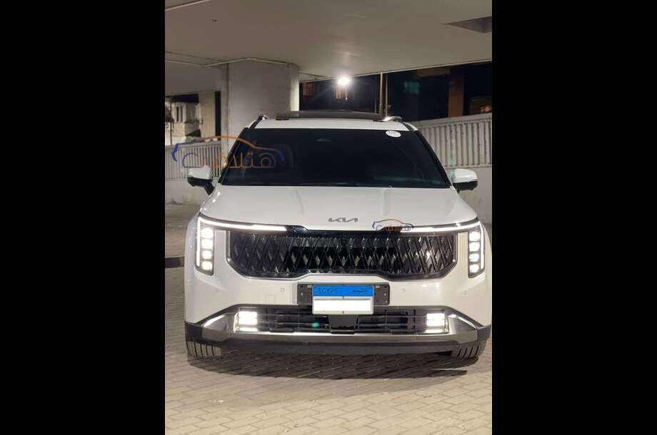 Carnival Kia أبيض