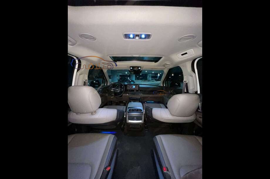 Carnival Kia أبيض