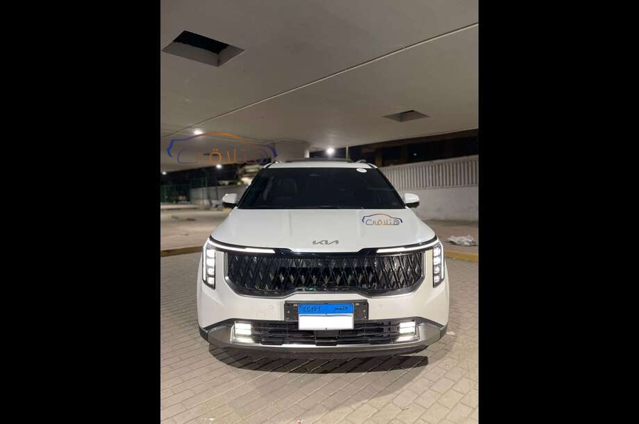 Carnival Kia أبيض