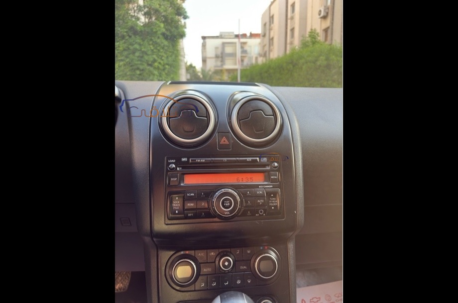 Qashqai Nissan Dark red