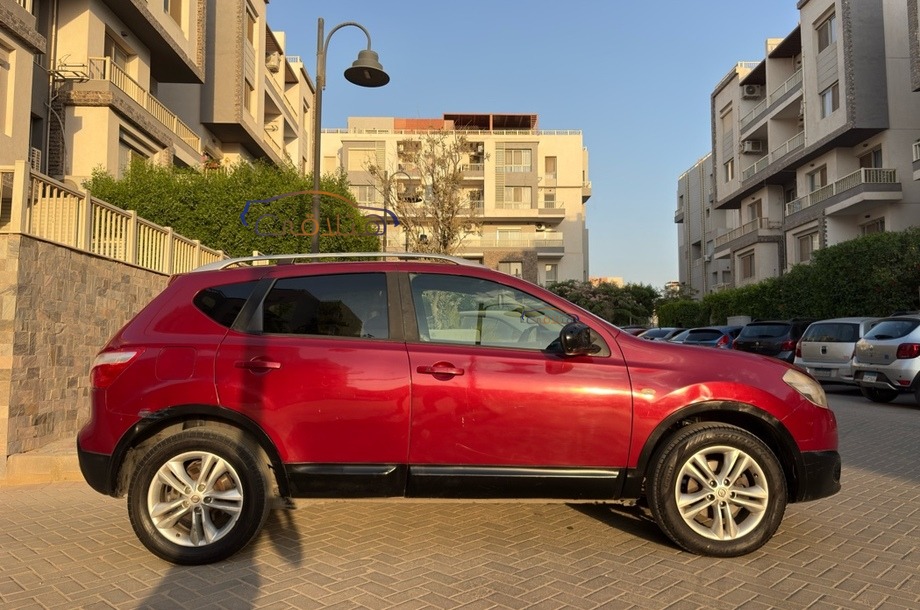 Qashqai Nissan Dark red