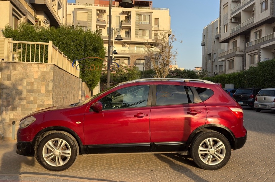 Qashqai Nissan Dark red