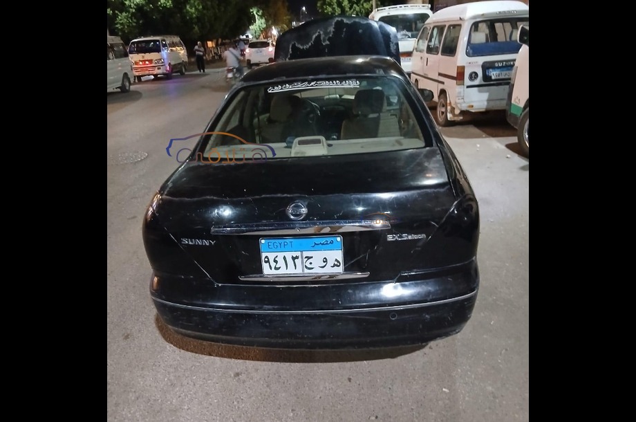 Sunny Nissan أسود