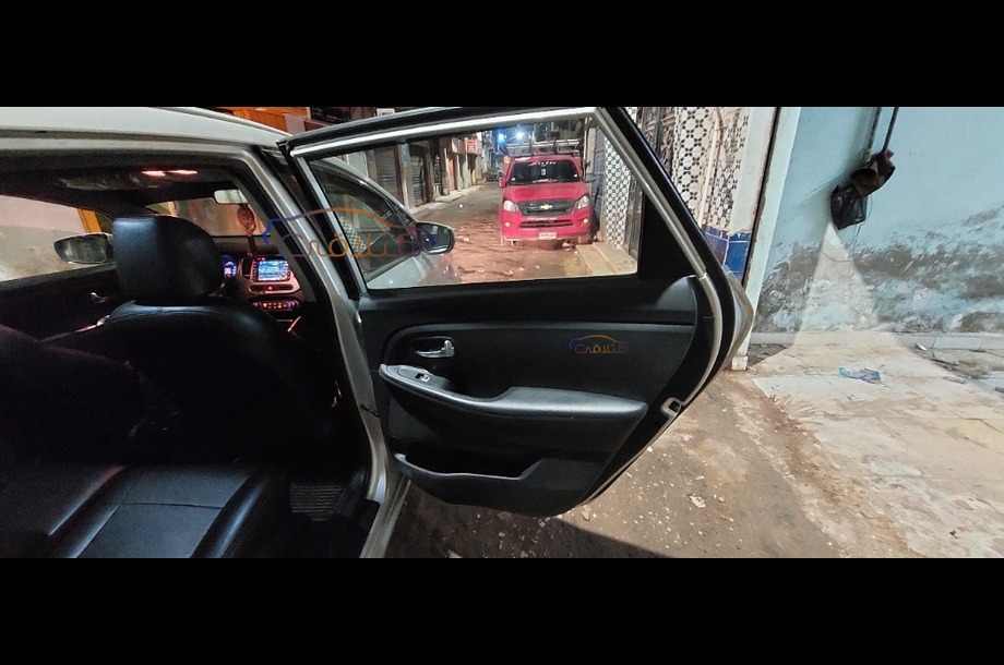 Carens Kia فضي