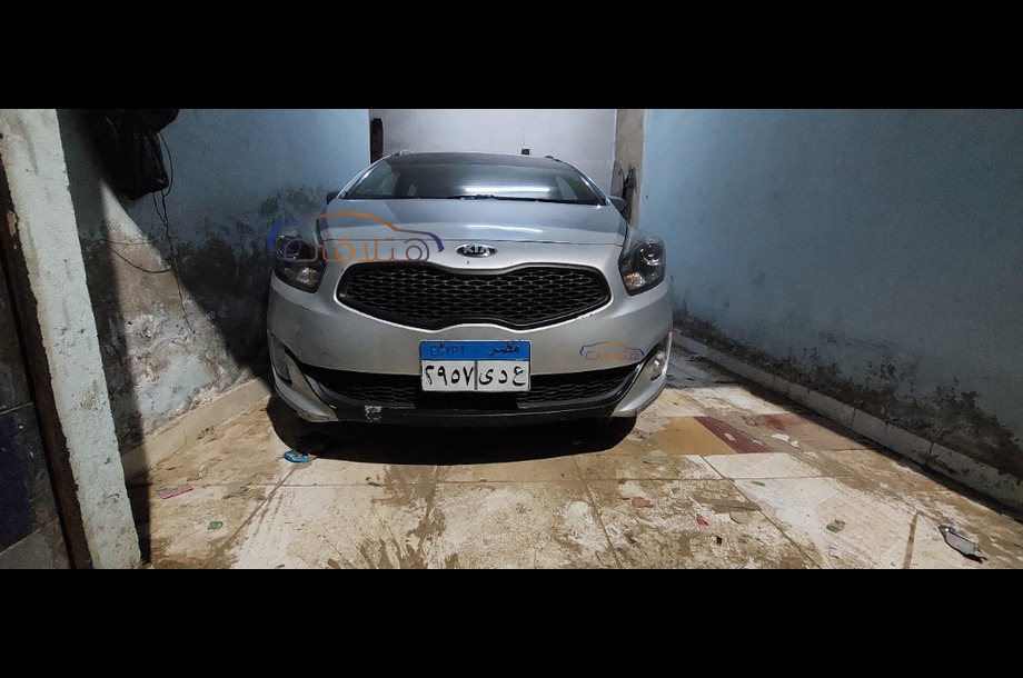 Carens Kia فضي