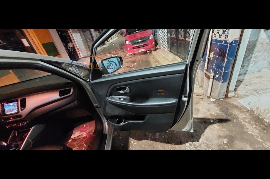 Carens Kia فضي