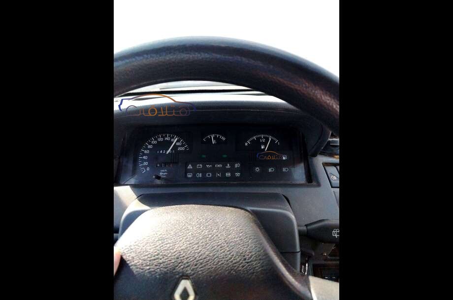 Clio Renault احمر