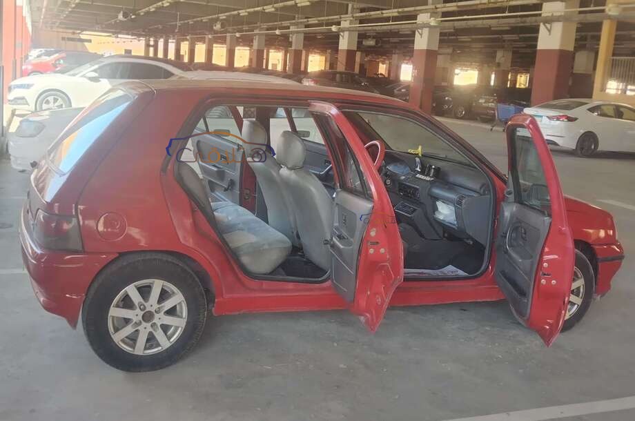 Clio Renault احمر
