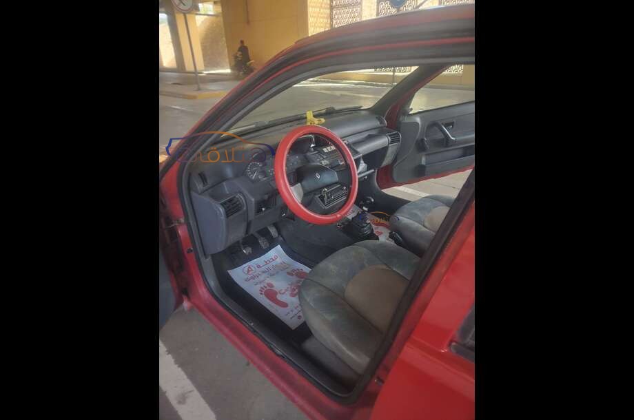 Clio Renault احمر