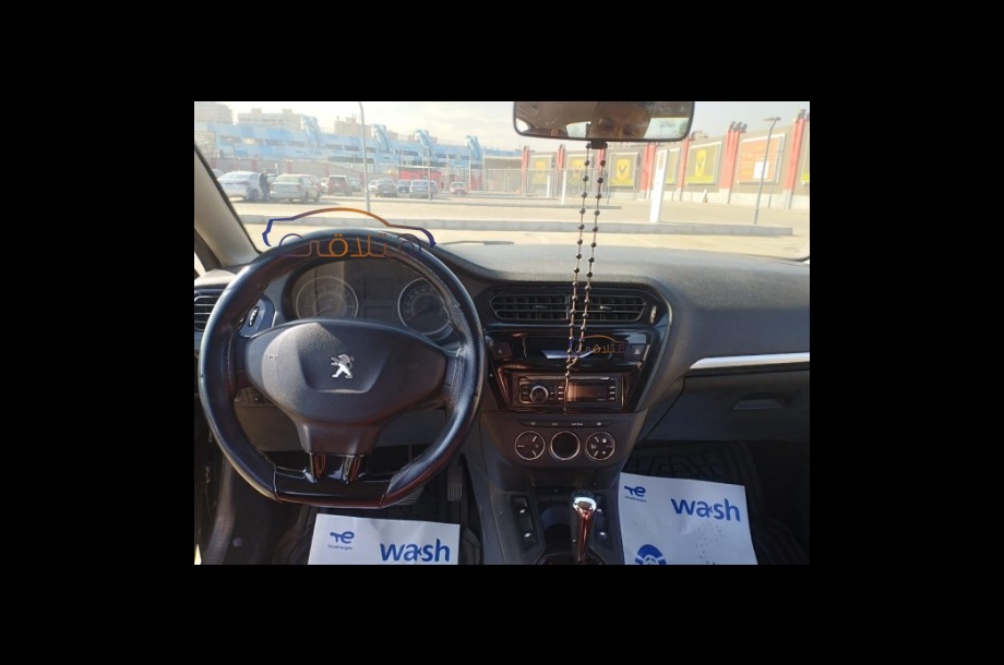 301 Peugeot أسود