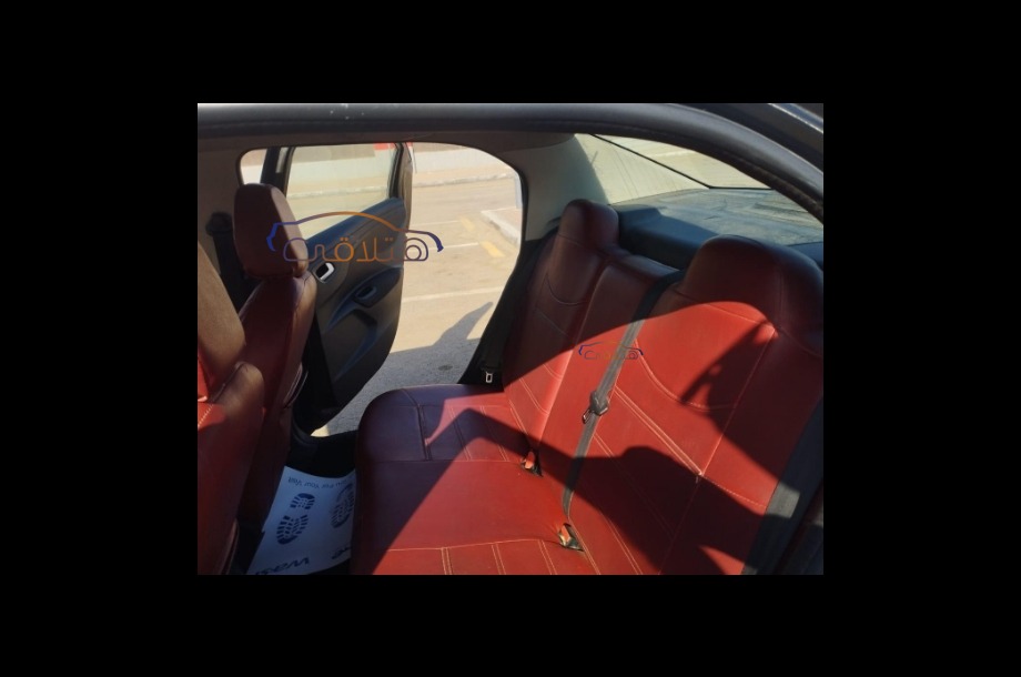 301 Peugeot أسود