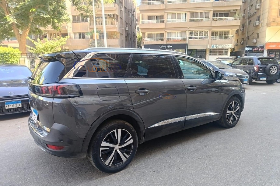 5008 Peugeot رمادي