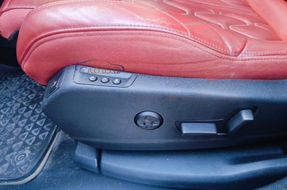 5008 Peugeot رمادي