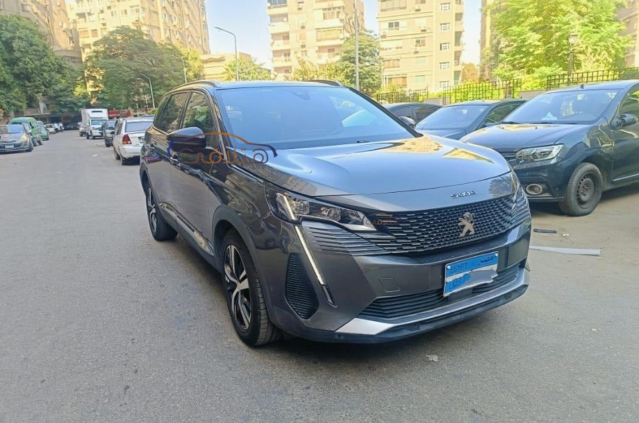 5008 Peugeot رمادي