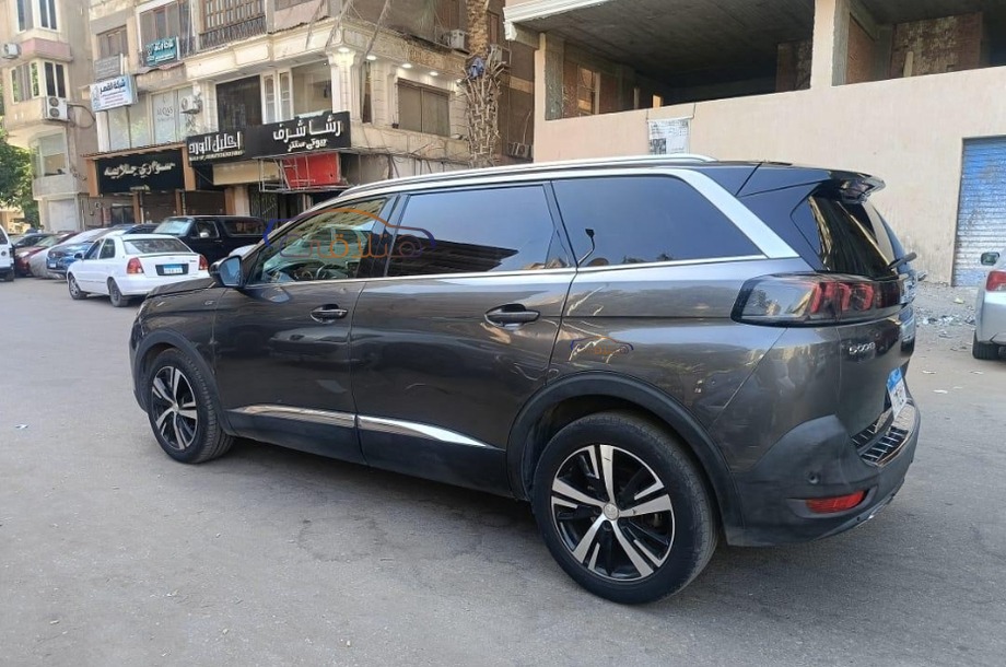 5008 Peugeot رمادي