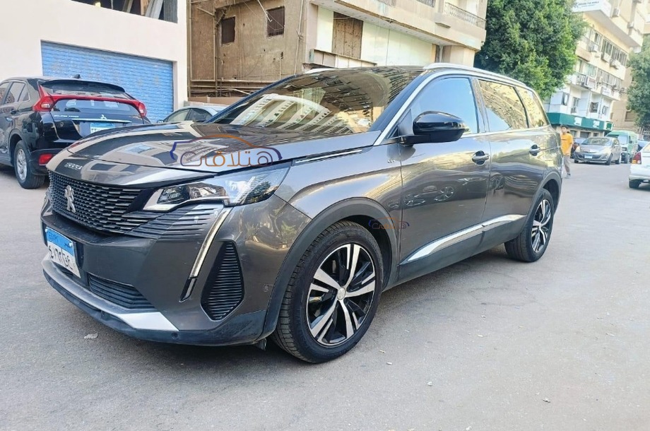 5008 Peugeot رمادي