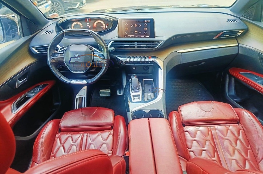 5008 Peugeot رمادي