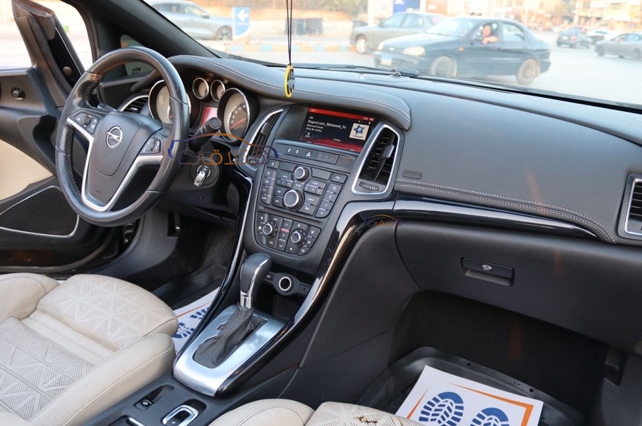 Cascada Opel أسود