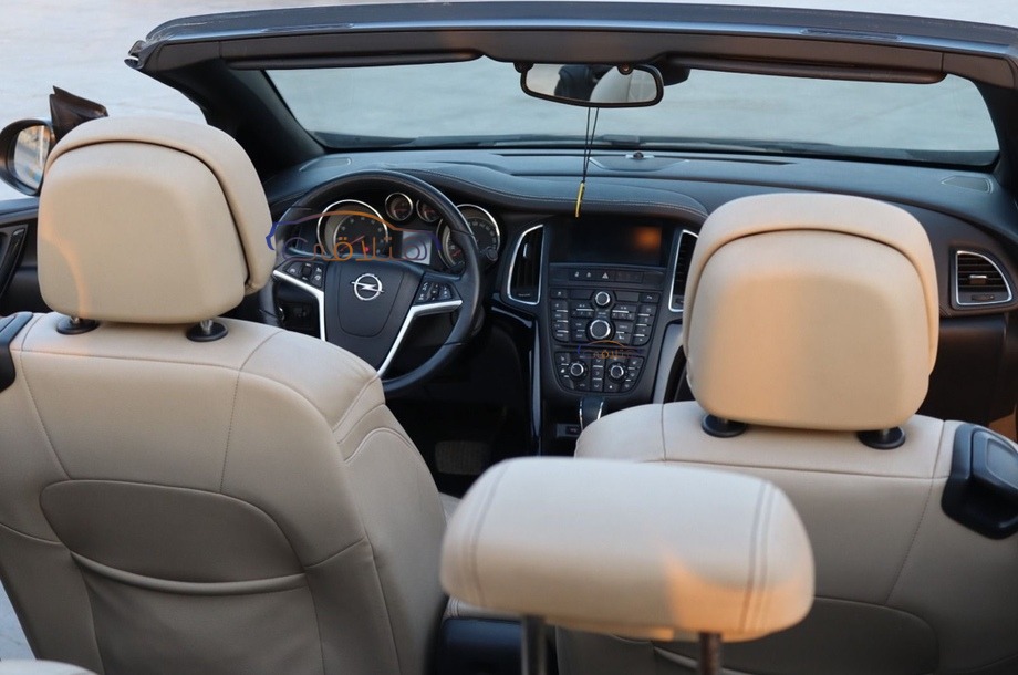 Cascada Opel أسود