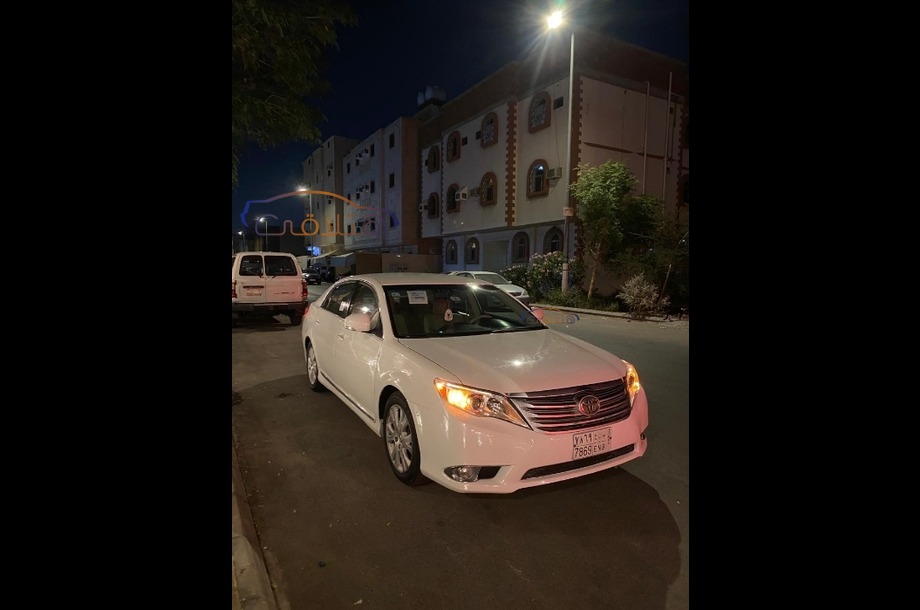 Avalon Toyota أبيض