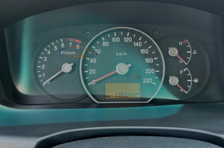 Carens Kia برونزي