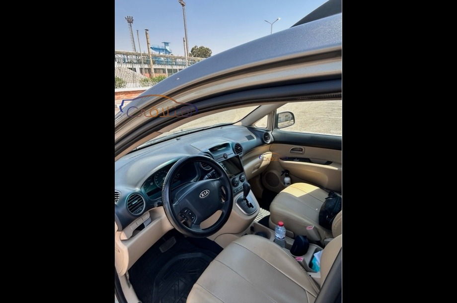 Carens Kia برونزي