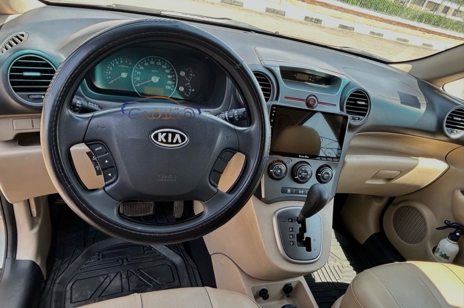 Carens Kia برونزي