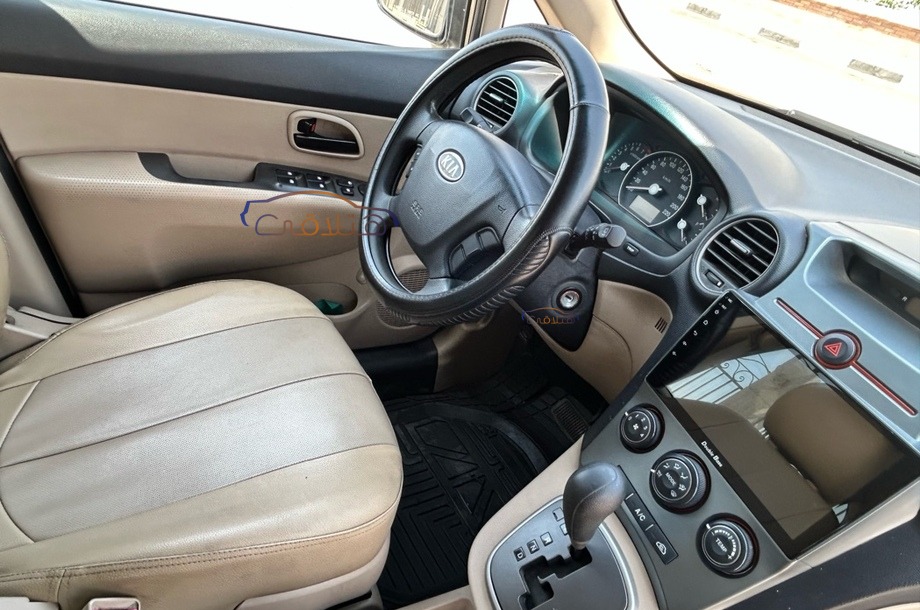 Carens Kia برونزي