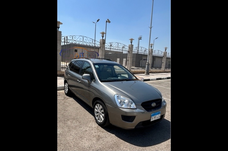 Carens Kia برونزي