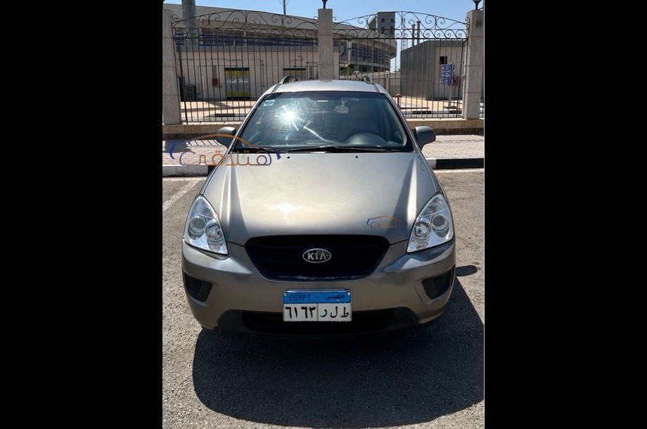 Carens Kia برونزي