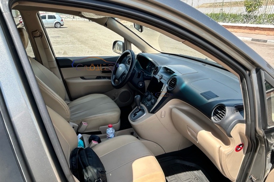 Carens Kia برونزي