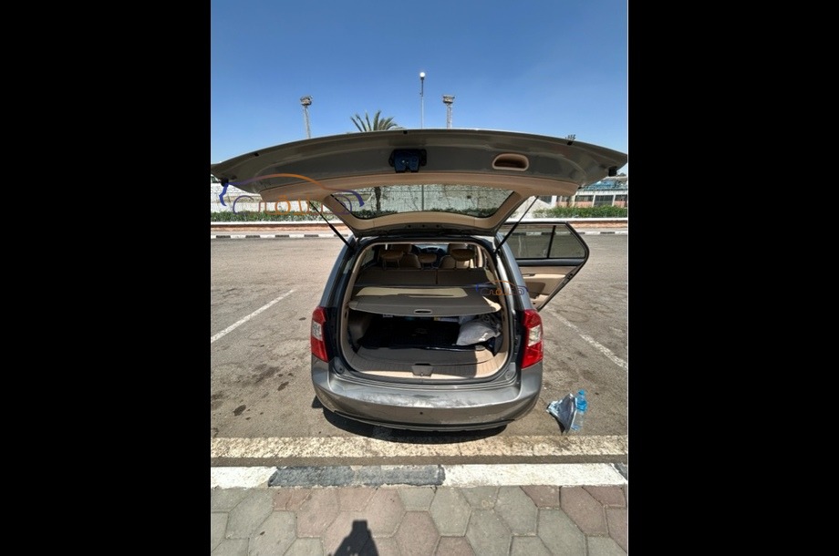 Carens Kia برونزي