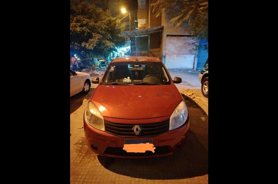 Sandero Renault احمر