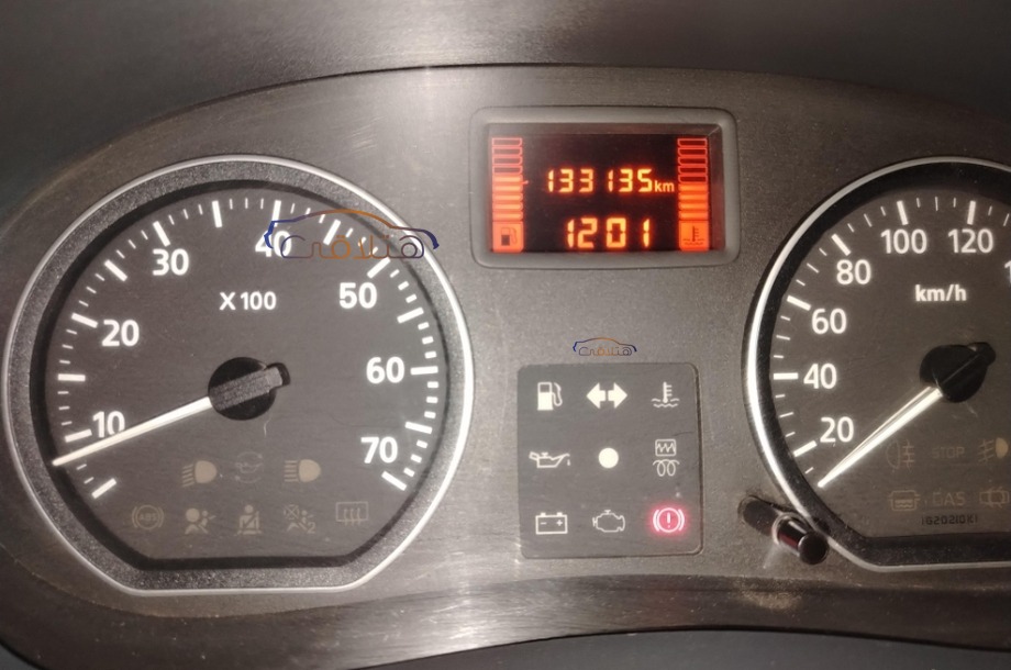 Sandero Renault احمر