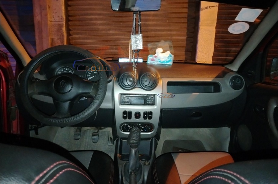 Sandero Renault احمر