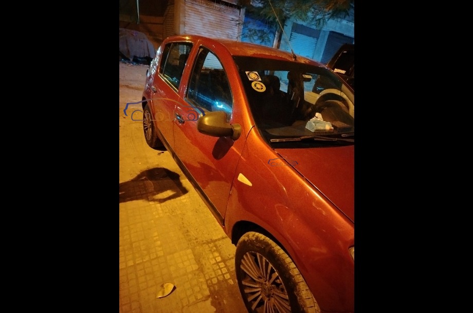 Sandero Renault احمر
