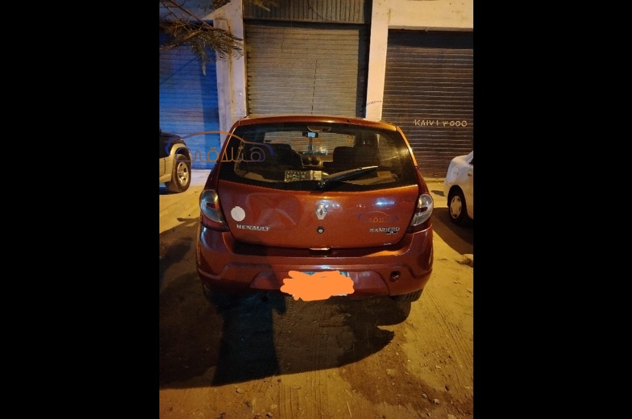 Sandero Renault احمر