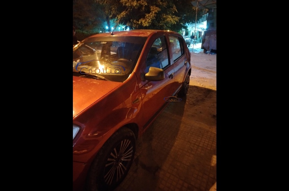 Sandero Renault احمر
