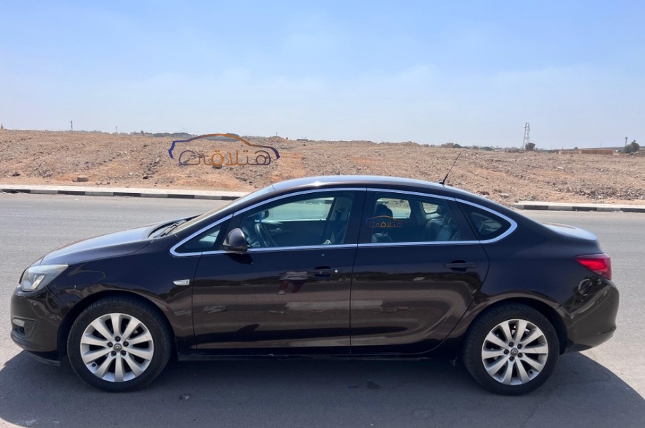 Astra Opel بني
