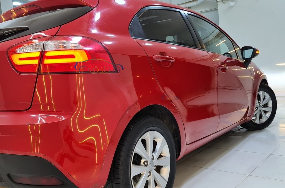 Rio Kia احمر غامق