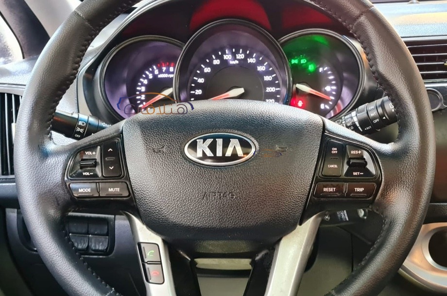 Rio Kia احمر غامق