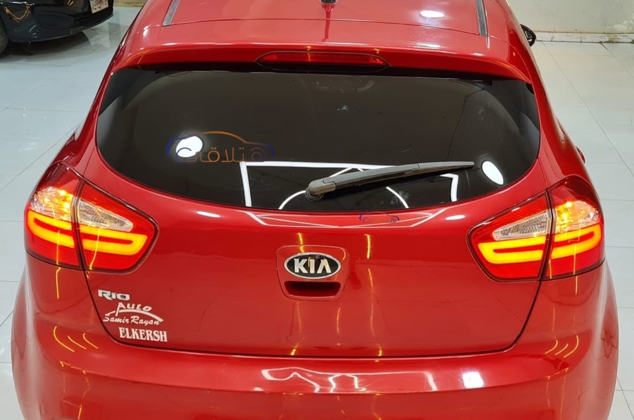 Rio Kia احمر غامق