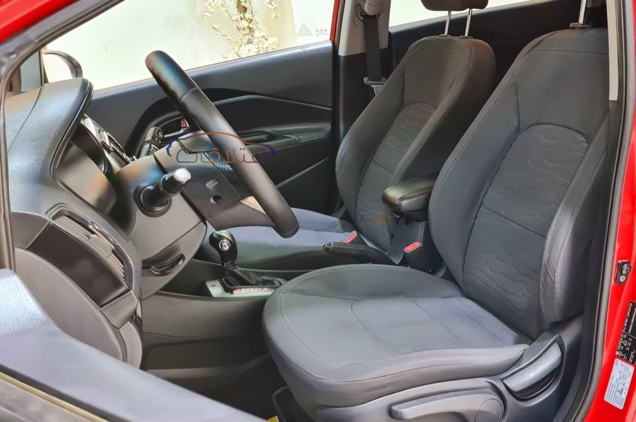 Rio Kia احمر غامق