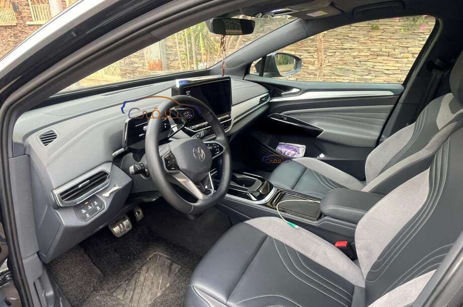 ID 4 Volkswagen الأزرق الداكن