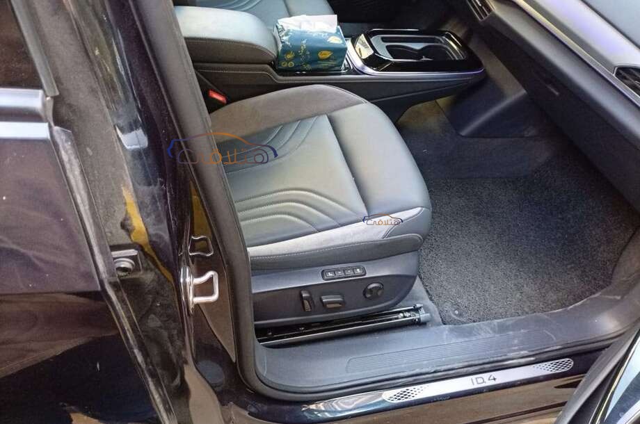 ID 4 Volkswagen الأزرق الداكن