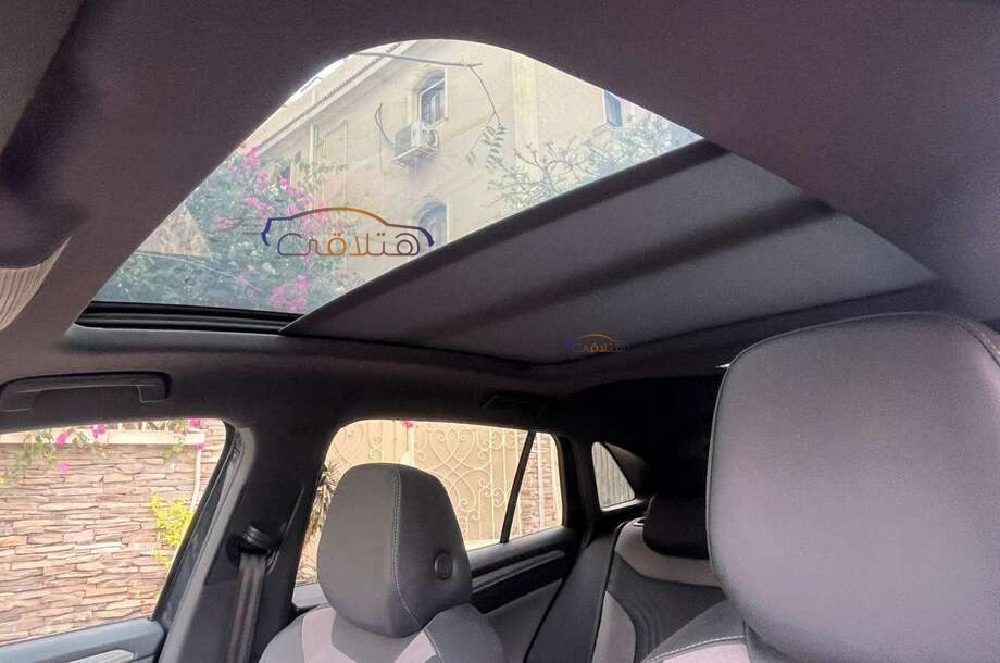 ID 4 Volkswagen الأزرق الداكن