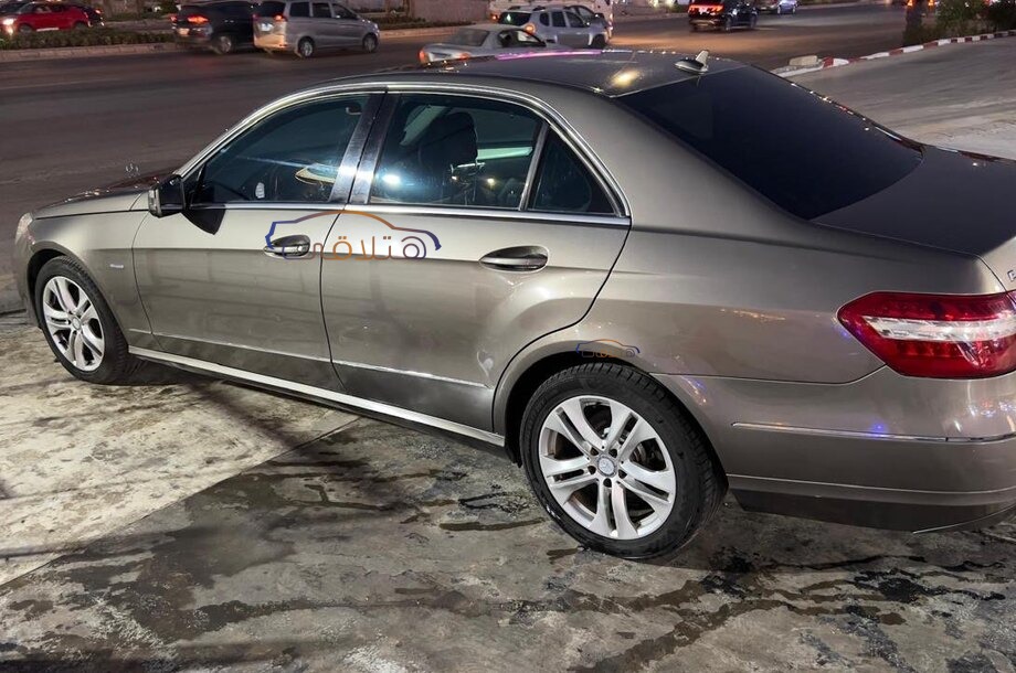 E 250 Mercedes ذهبي